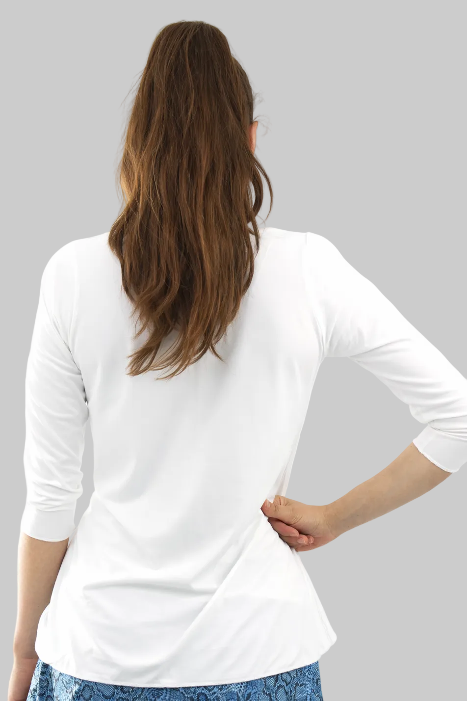 Camiseta segunda capa fina y ligera para jugar a pádel femenino, tejido técnico ecológico y transpirable manga tres cuartos escote de pico color blanco zas