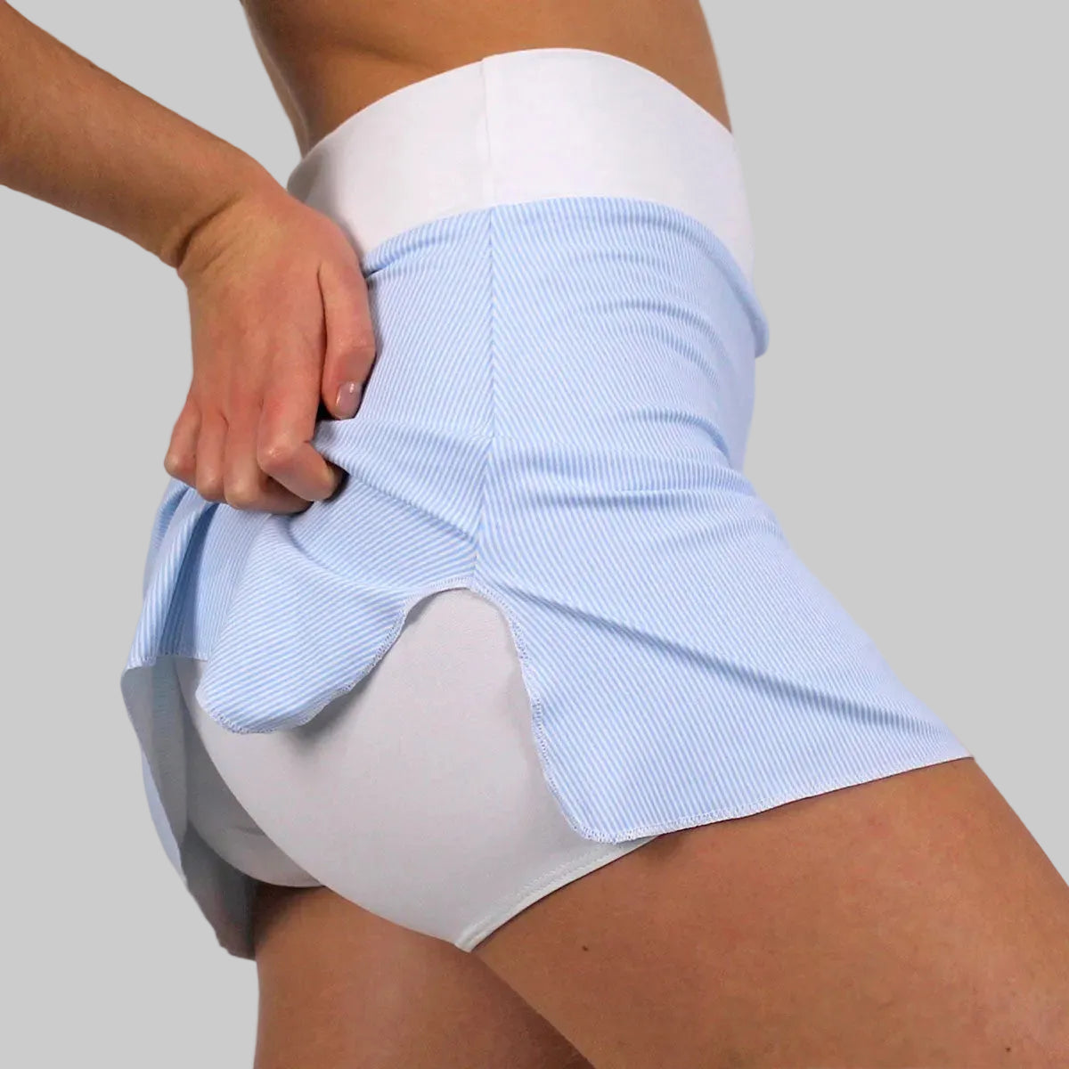 Detalle del culote de la falda pádel azul claro de zas.