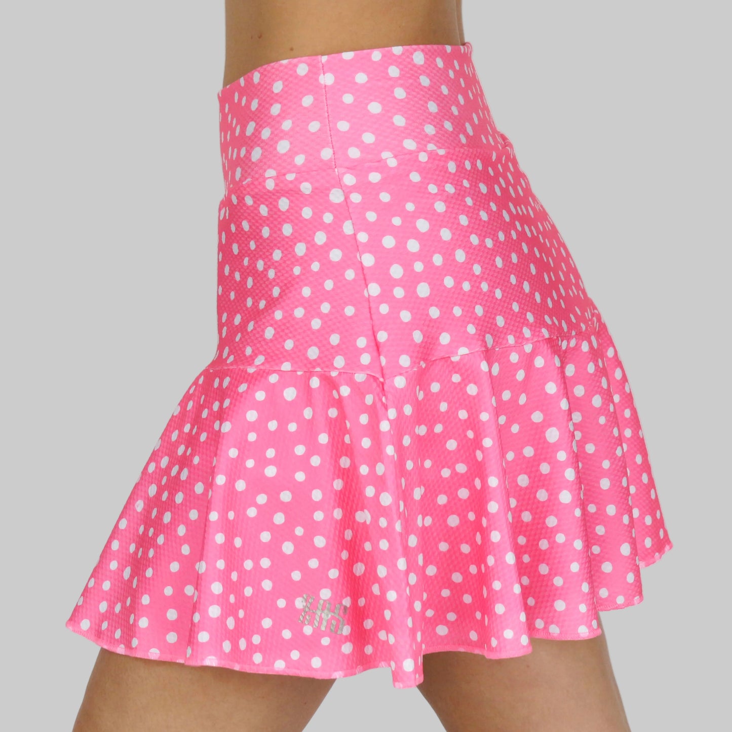 Falda de pádel con vuelo de color rosa con topitos blancos zas.