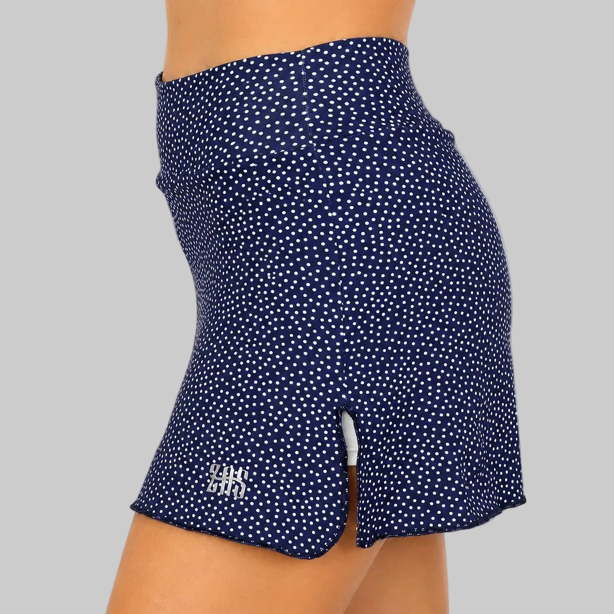 Imagen lateral de la falda femenina de pádel con topos azul y blanca.