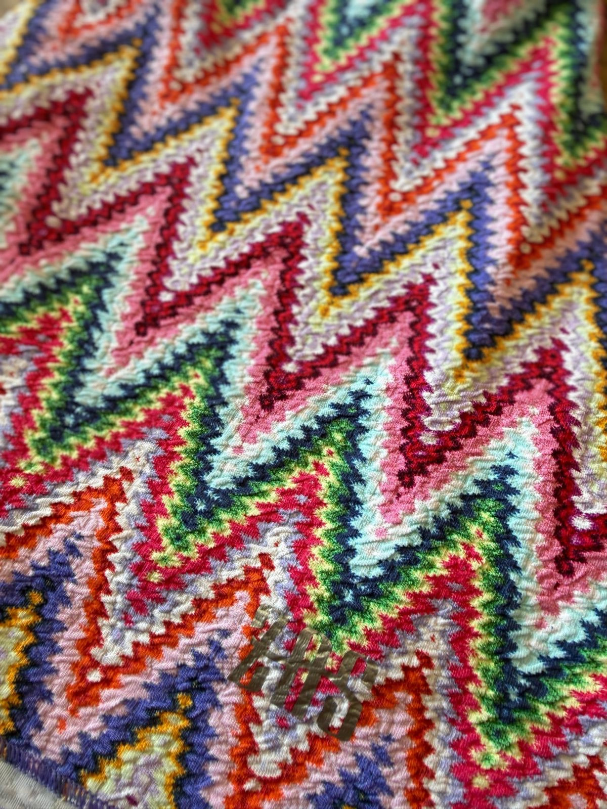 Imagen de la textura y el estampado de la falda de pádel zig zas de Zas.