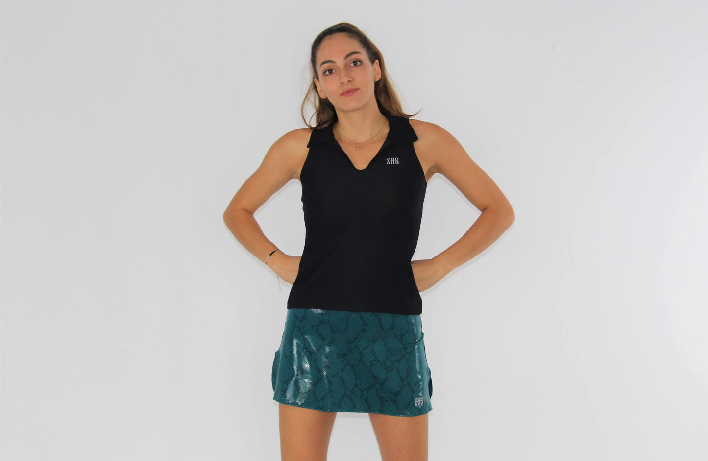 Conjunto de pádel femenino con nuestra falda musgo ocean line y el polo de piqué tejido técnico 