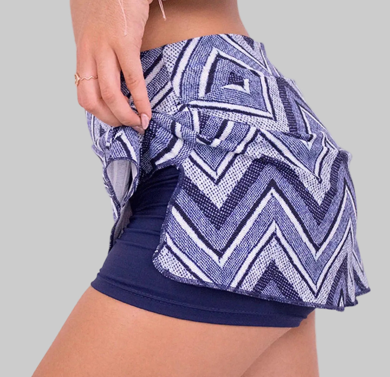 Detalle del culote azul marino de la falda de pádel zas