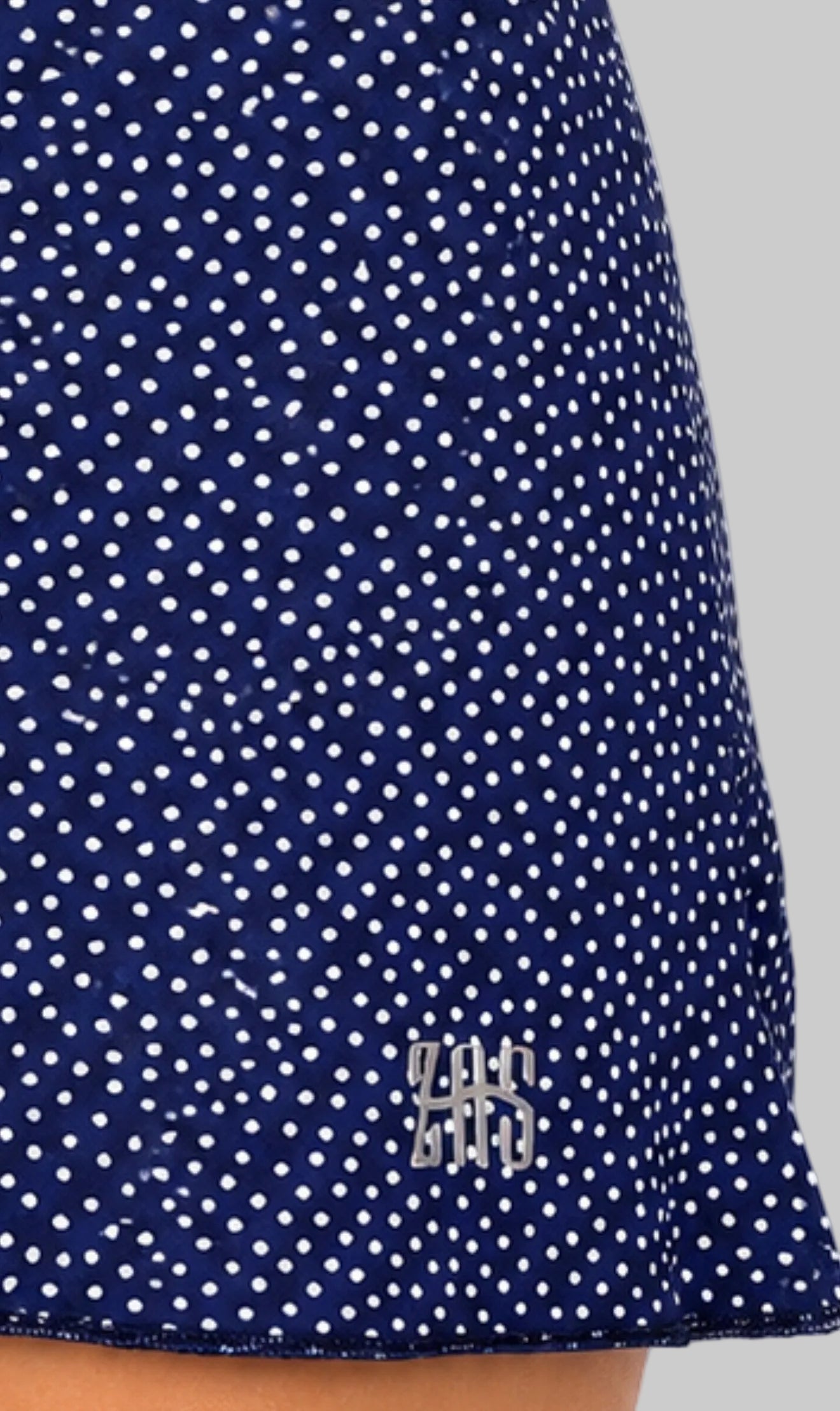 Detalle del estampado y tejido de l falda de topos PIN Up de Zas.
