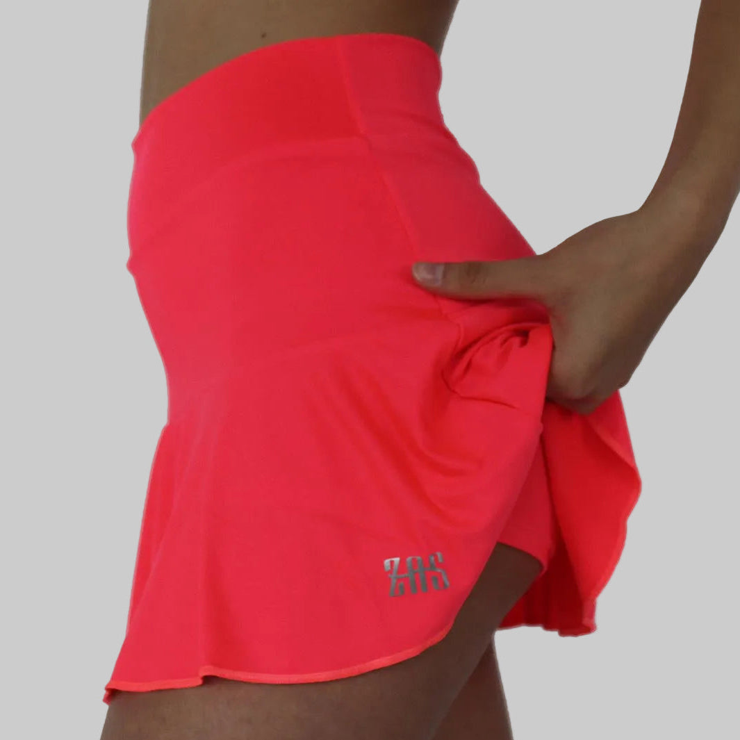 Falda de pádel flúor coral confeccionada con tejido técnico marca española 