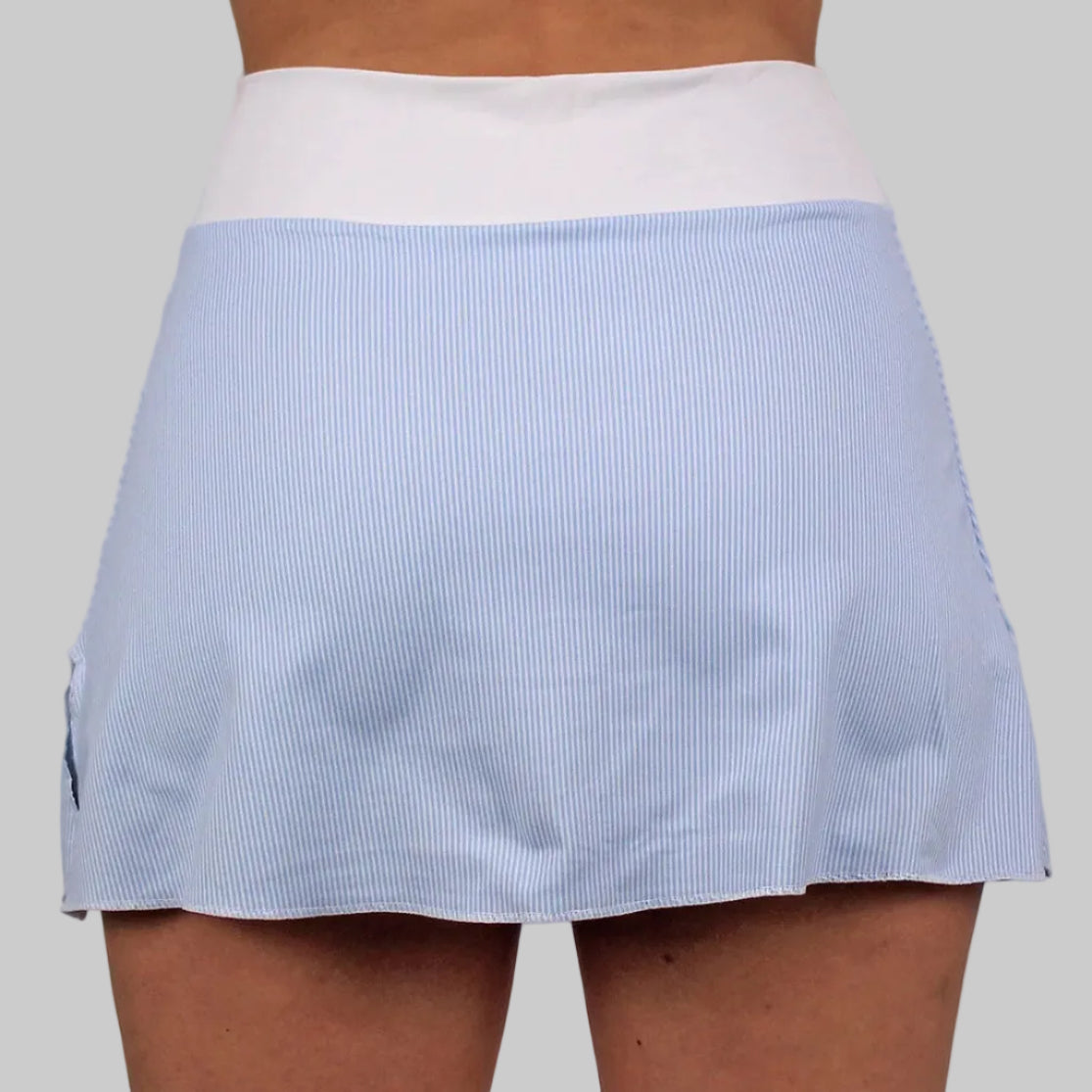 Vista trasera de la falda de pádel y tenis celeste zas. 