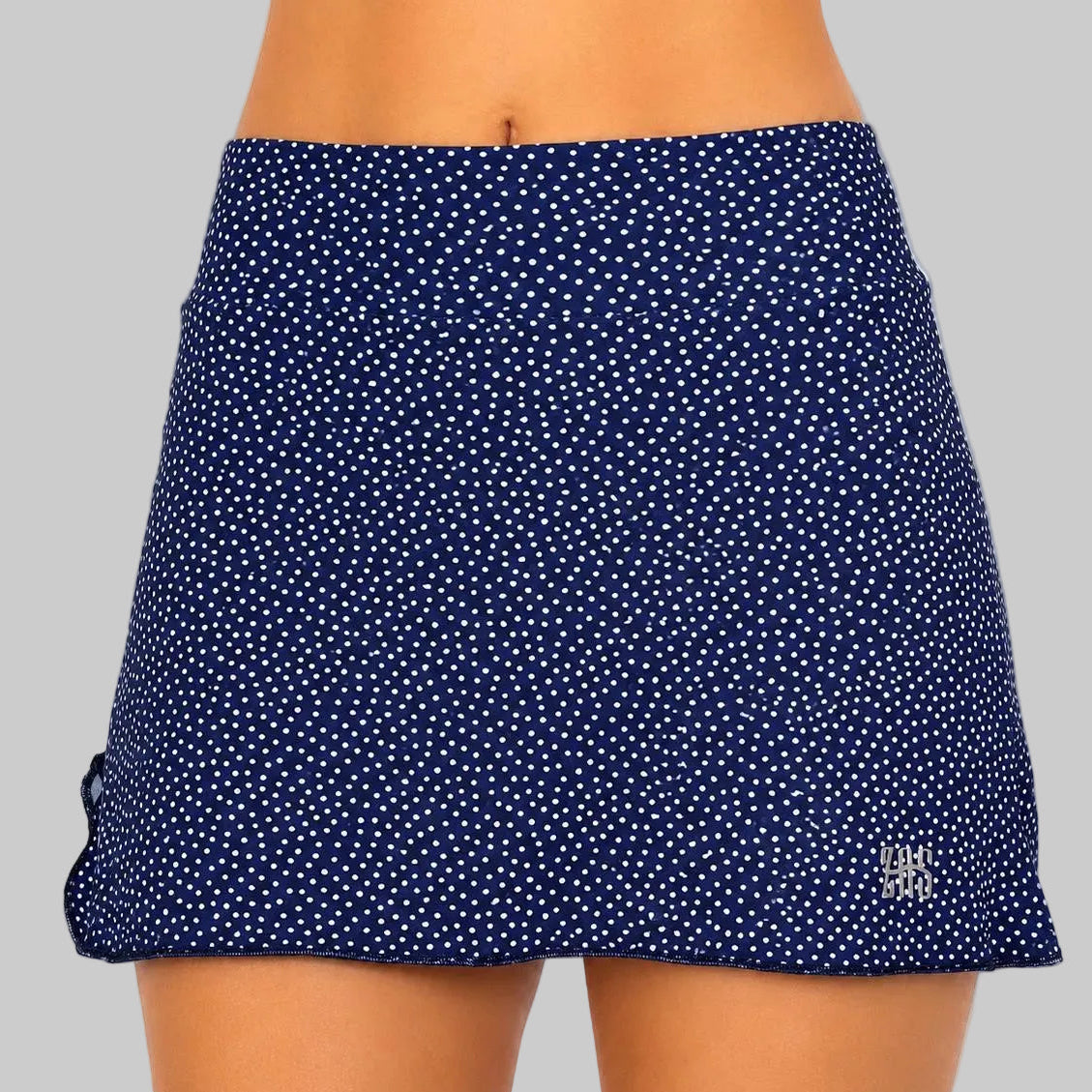 Frontal de la falda femenina de pádel con topitos blancos. 